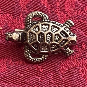 5/$10❤️❤️❤️UpCycled Silver Toned Mini Turtle Broach